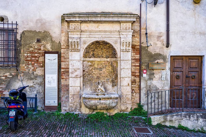 Historic fountain, Piazza del Duomo, Colle di Val d'Elsa, Tuscany, Italy, Europe