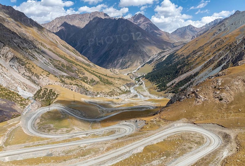 Mountain landscape with serpentines, mountain pass to Kumtor, Tien Shan, Yssykköl region, Kyrgyzstan, Asia