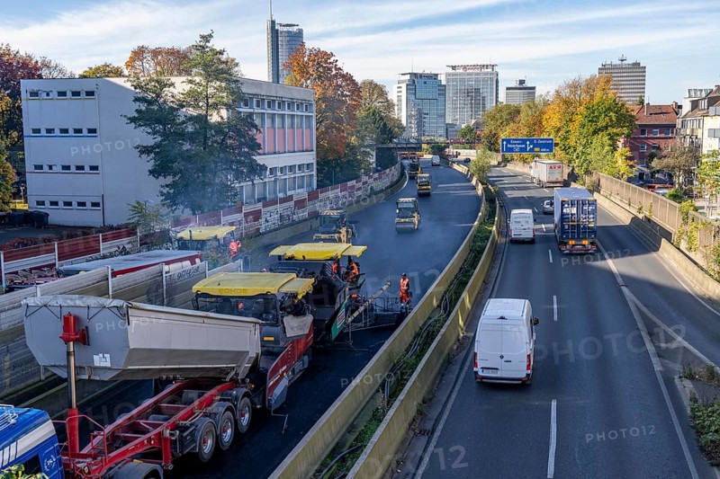 New whisper asphalt surface for the A40 motorway, in the city of Essen, direction Dortmund, 95, 000 square metres of porous asphalt will be laid over a distance of around 6 km, the motorway will be closed for 1 week, North Rhine-Westphalia, Germany, Europe