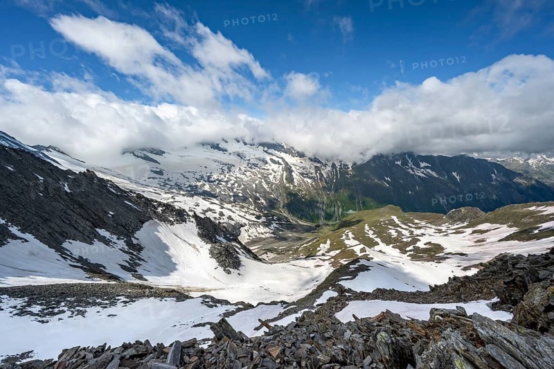 View of mountain landscape with snow-covered and glaciated peaks at Schlegeisgrund, summit of Schönbichler Horn, Berliner Höhenweg, Zillertal Alps, Tyrol, Austria, Europe