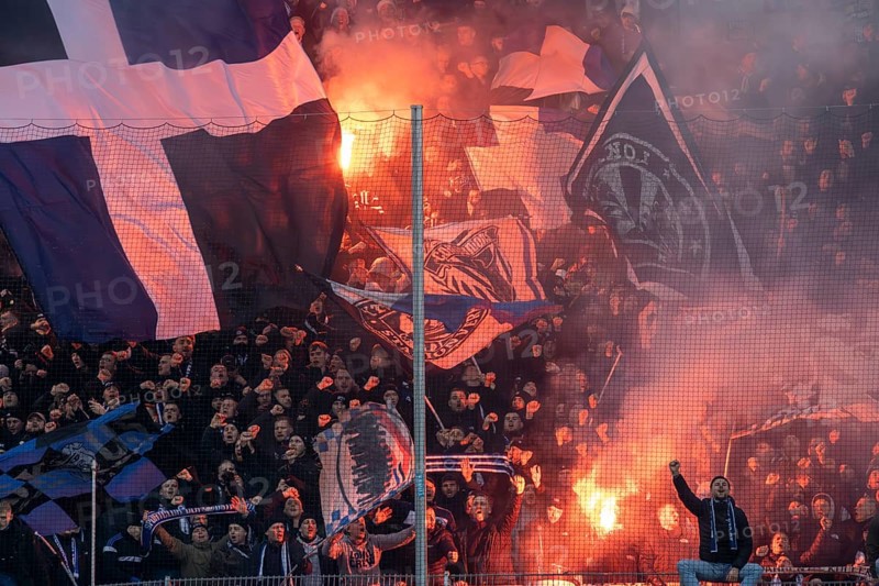 Football 3rd division, season 2024/25, matchday 19: Waldhof Mannheim vs Arminia Bielefeld. Picture: Pyrotechnics in the Arminia Bielefeld fan curve