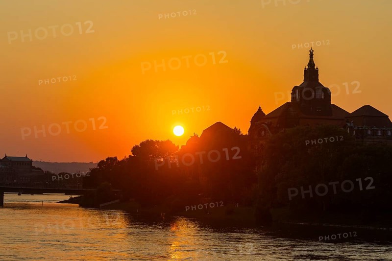 A weather-determining low-pressure system is moving from northern Italy on a so-called Vb track via Austria and the Czech Republic to Poland, bringing very humid air with it. This will also lead to flooding in the Elbe in Saxony. On 18.9.24, the level of the Elbe in Dresden is 6.06m. Sunset at the Saxon State Chancellery, Elbe floods in Dresden, Dresden, Saxony, Germany, Europe