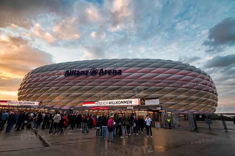 Spectators, fans, queue, waiting for admission, UEFA Nations League international match Germany vs. Netherlands, Allianz Arena, evening mood, Munich, Bavaria, Germany, Europe