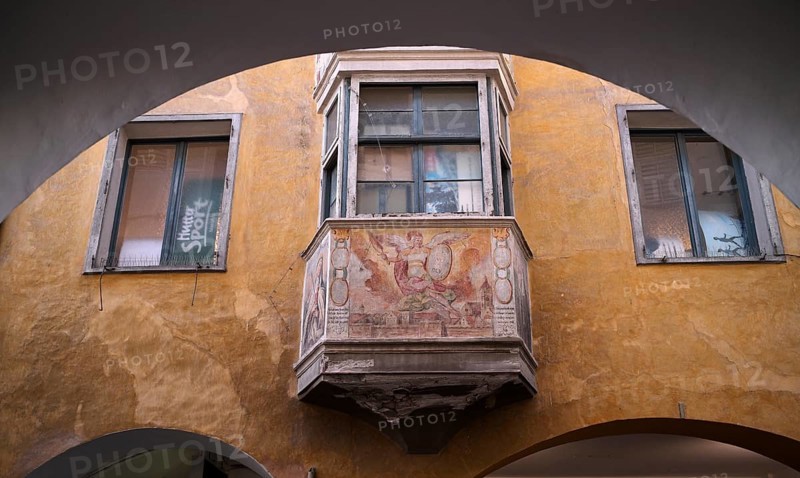 Fresco on a building in the Laubengasse, Via Pontici, Merano, Merano, historic centre, South Tyrol, Autonomous Province of Bolzano, Italy, Europe