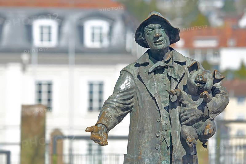 Sculpture De Saublacke by Kurt Grabert 1990, pig herdsman carries piglet in his arms, pig figure, modern art, carry, hold, Hallplatz, Zweibrücken, Rhineland-Palatinate, Germany, Europe