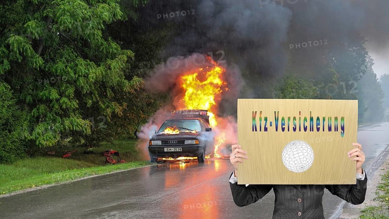 Symbolic image, insurance claim, car insurance, fire, road accident, car, crash, consequential costs, loss of earnings, consequences of an accident, workshop, repair, police, court, causes of accident, damage report, high repair costs, hire car, amount of money, Germany, international, Europe
