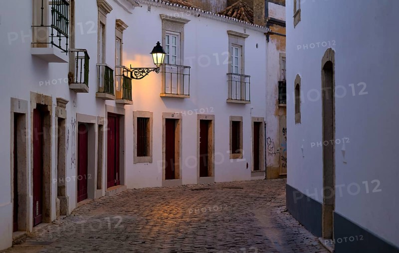 Winding alley, Rua Monsenhor Boto, alleyway lamp, old town, Faro, dusk, evening light, Algarve, Portugal, Europe