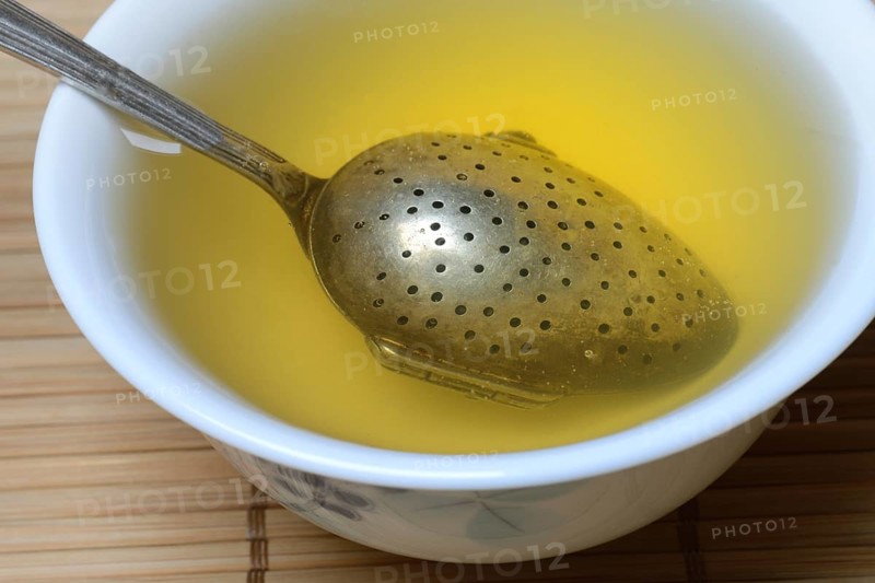 Green Sencha tea, preparation with teaspoon