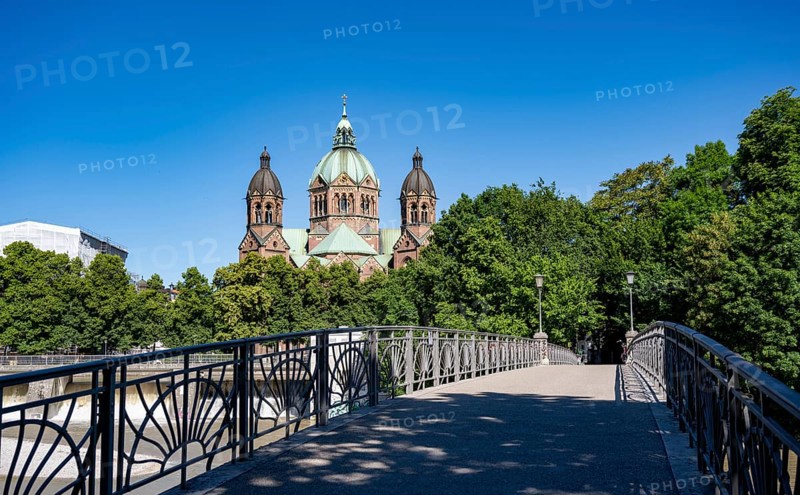 Bridge cable footbridge over the Isar, behind St Luke's Church, Munich, Bavaria, Germany, Europe