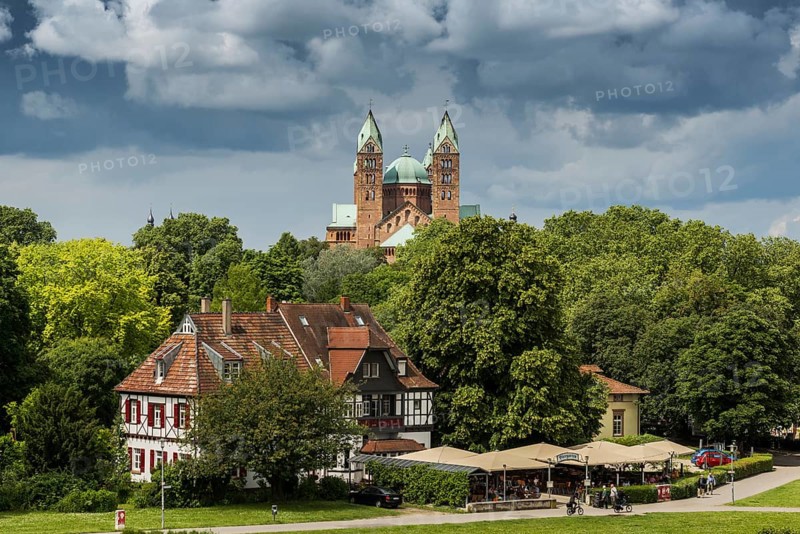 Beer garden on the Rhine and imperial cathedral, St Mary's and St Stephen's Cathedral, UNESCO World Heritage Site, Speyer, Rhineland-Palatinate, Germany, Europe