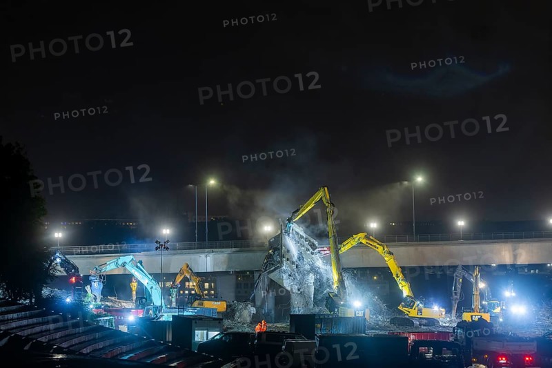 Due to an as yet unknown cause, a section of the Carola Bridge collapsed in the early hours of the morning. Over a length of around 100 metres, the section on which the trams normally run has collapsed into the Elbe. Partial demolition has begun and around 10 excavators are tearing down the collapsed bridge section to make room for the imminent flooding of the Elbe., Partial collapse of the Carola Bridge in Dresden, Dresden, Saxony, Germany, Europe
