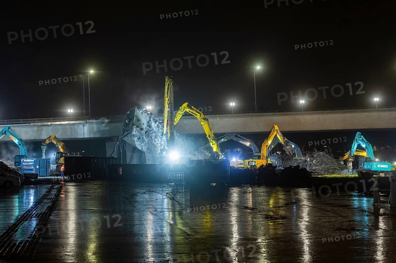 Due to an as yet unknown cause, a section of the Carola Bridge collapsed in the early hours of the morning. Over a length of around 100 metres, the section on which the trams normally run has collapsed into the Elbe. Partial demolition has begun and around 10 excavators are tearing down the collapsed bridge section to make room for the imminent flooding of the Elbe., Partial collapse of the Carola Bridge in Dresden, Dresden, Saxony, Germany, Europe