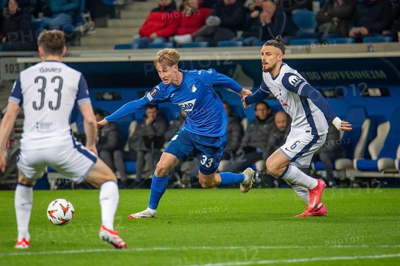 Football UEFA Europa League, 2024/25 season, matchday 7: TSG Hoffenheim v Tottenham Hotspur. Picture: Duel between Max Moerstedt (33, Hoffenheim) and Radu Dragusin (6, Tottenham)