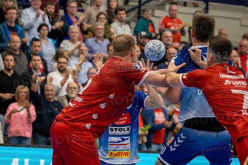 30.10.2024, 2nd HBL (German Handball League), Matchday 10: Eulen Ludwigshafen against VfL Lübeck-Schwartau. Image: Consistent defensive work by Frederic Stüber (2) and Mihailo Ilic (7), Ludwigshafen