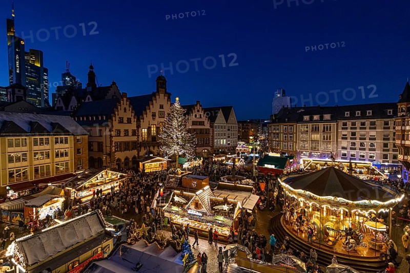 The lights of Frankfurt's Christmas market shine in the evening., Römerberg, Frankfurt am Main, Hesse, Germany, Europe