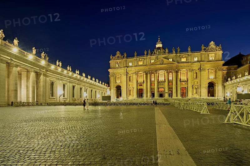 Cathedral, St Peter, St Peter's Basilica, Vatican palaces, St Peter's Square, Vatican at dusk, Rome, Lazio, Italy, Europe