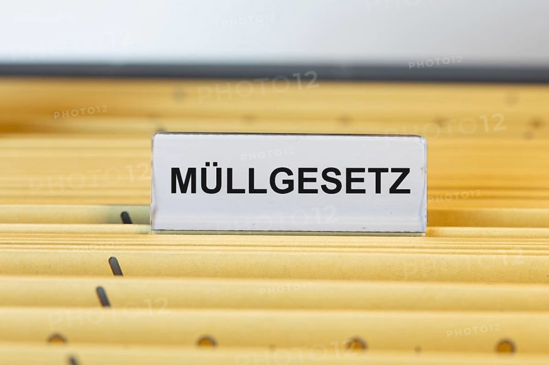 Sign with the inscription MÜLLGESETZ on a suspension file folder (symbolic image)