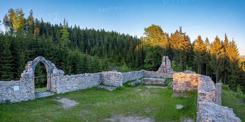 Ruins of the Church of St Nicholas under Krudum in the Imperial Forest in the evening light, Kostel sv. Mikuláše pod Krudumem, Slavkovský les, Karlovy Vary, Karlovy Vary, Bohemia, West Bohemia, West Bohemian Spa Triangle, Karlovy Vary Region, Karlovarský kraj, Czech Republic, Ceská Republika, Europe