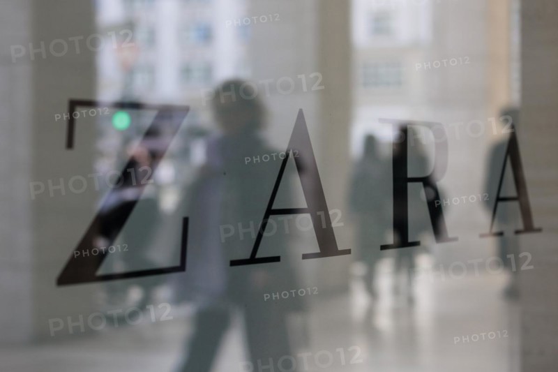 Company logo of the textile retail chain Zara, passers-by reflected in the shop window in Berlin, 27/03/2024