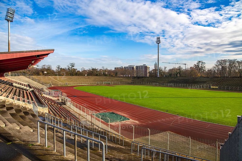 Südweststadion Ludwigshafen. Bis in die 1960er Jahre wurden hier wichtige Fußballspiele ausgetragen. Länderspiele, Pokalendspiele und Endspiele um die deutsche Meisterschaft wurden manchmal von mehr als 80 000 Zuschauern besucht.