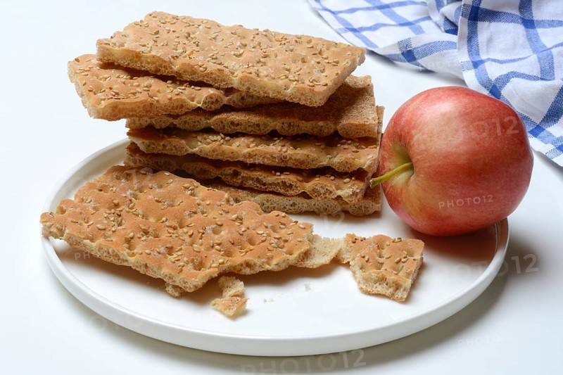 Crispbread and apple on a plate