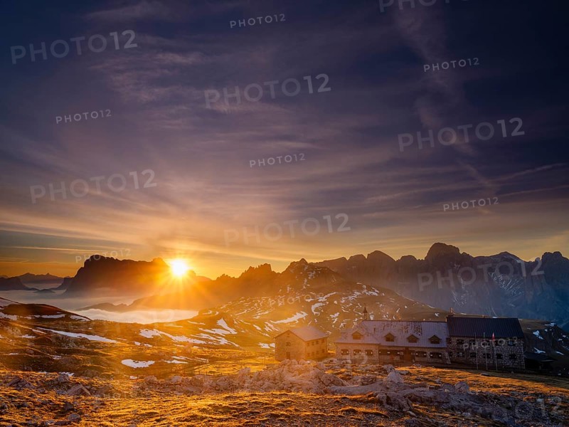 Schlernhaus at sunrise, Sassolungo Group and Catinaccio behind, Dolomites, Sciliar, South Tyrol, Italy, Europe