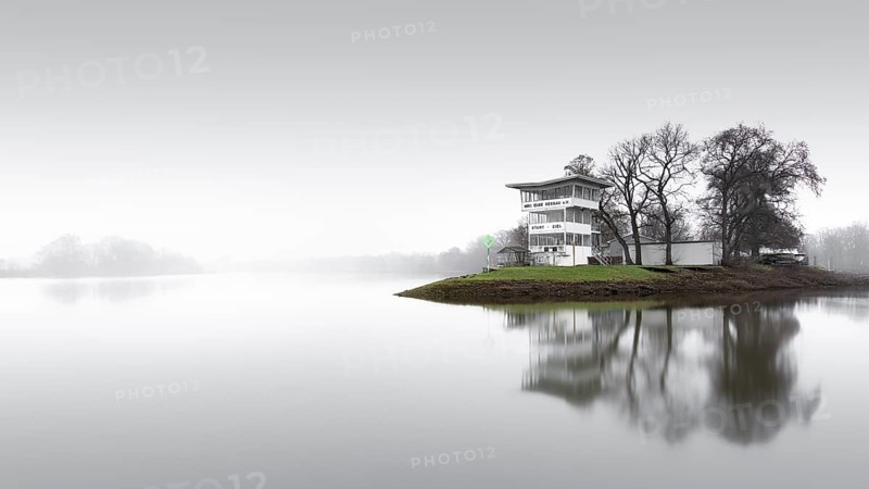 Morning atmosphere on the Elbe with the MBC Elbe-Dessau start and finish house for international motorboat races on the Elbe at that time, Dessau-Roßlau, Saxony-Anhalt, Germany, Europe