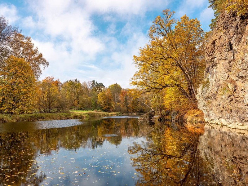 Steep rock at the river Saale in the Saale valley near Hirschberg in autumn, Hirschberg, Thuringia, Germany, Europe