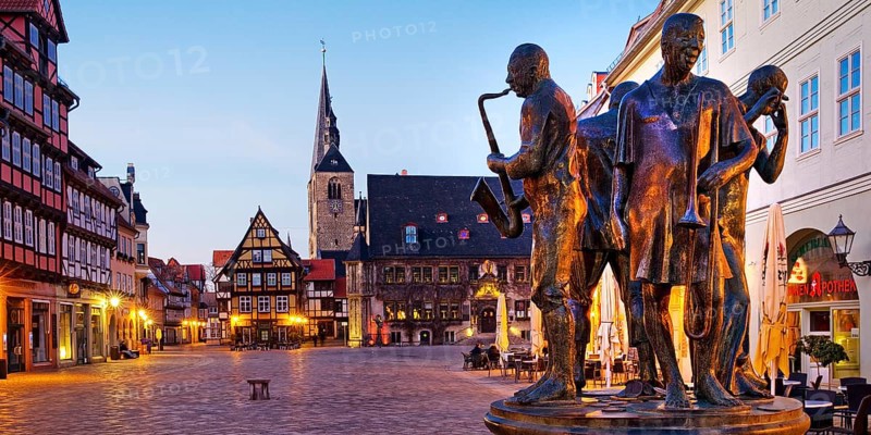 Market with town hall, market church and fountain Münzenberg musicians in the evening, World Heritage City of Quedlinburg, Saxony-Anhalt, Germany, Europe