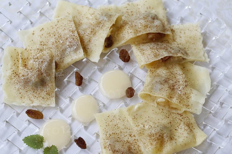 Swabian cuisine, apple dumplings, apple in pasta dough, sweet dish, dessert, vanilla sauce, cinnamon, served on a plate, grandmother's kitchen, regional, home cooking, typical Swabian, classic recipe, traditional cuisine, food photography, studio, Germany, Europe