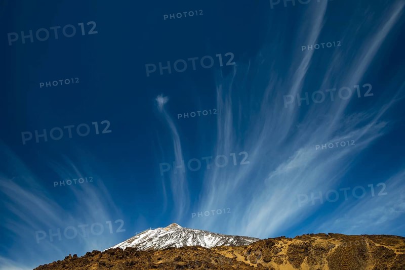 Feather clouds, Pico del Teide, 3718m, Parque Nacional de las Cañadas del Teide, Teide National Park, UNESCO World Heritage Site, Tenerife, Canary Islands, Spain, Europe