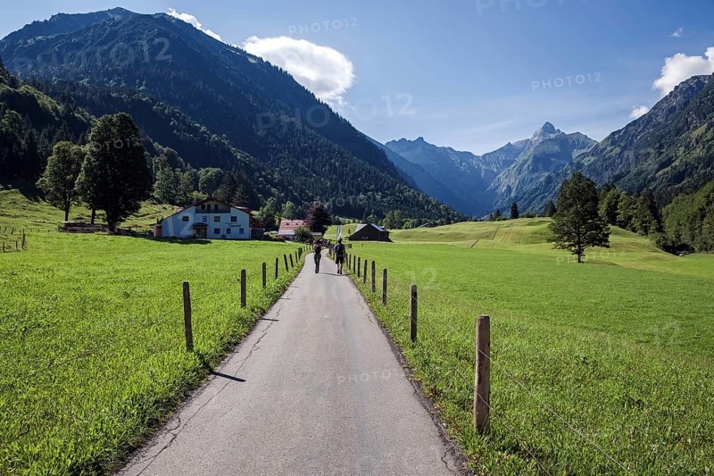 Hikers in the Trettachtal, near Gottenried, at the back of the Allgäu Alps, Oberstdorf, Oberallgäu, Allgäu, Bavaria, Germany, Europe