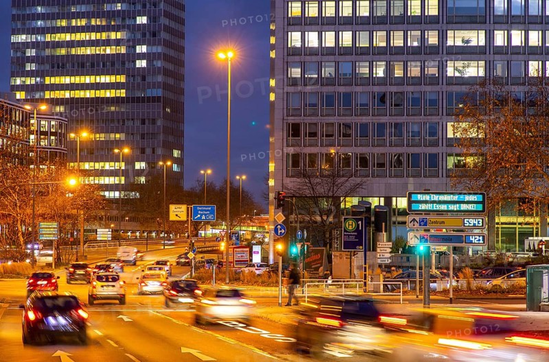 Evening city centre traffic in Essen, large intersection, Bismarck Platz, Hindenburg Strasse, Krupp Strasse, this area would also be affected by a diesel driving ban, below the intersection runs the A40 motorway, in the Ruhrschnellweg tunnel