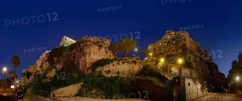 City view with the medieval old town of Tropeain the evening twilight, Via Lugomare, Tropea, Calabria, Vibo Valentia, Southern Italy, Italy, Europe