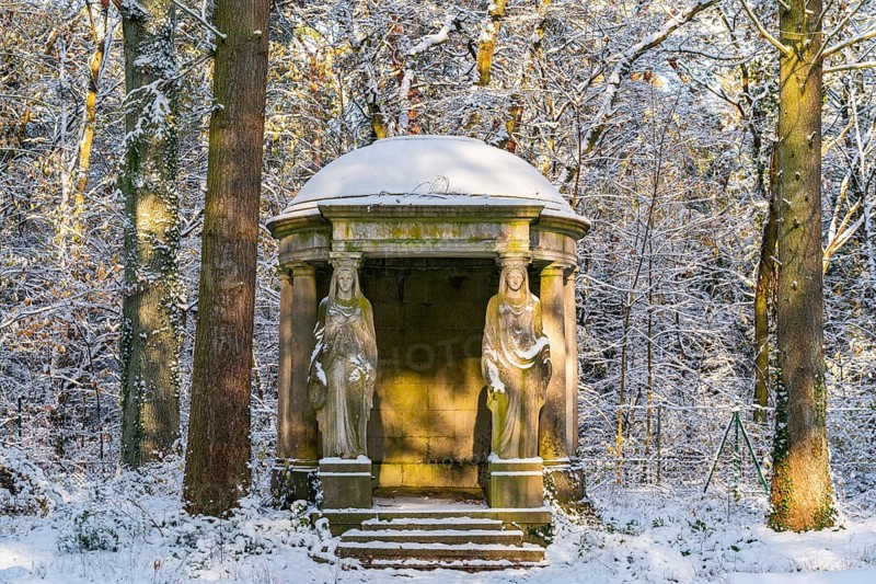Grave mausoleum with sculptures of woman in the snow, Südwest-Kirchhof, historic cemetery in Stahnsdorf, Potsdam-Mittelmark, Brandenburg, Germany, Europe