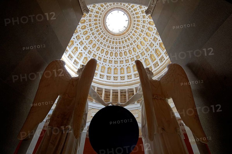 Interior, hall and dome with two of 34 angels, goddesses of victory 3, 3 metres high, monument Befreiungshalle Kehlheim, round hall with dome, 45 m high, 29 m diameter, classicism, built 1842 to 1863 by Friedrich von Gärtner and Leo von Klenze, Michelsberg, Kelheim, Lower Bavaria, Bavaria, Germany, Europe