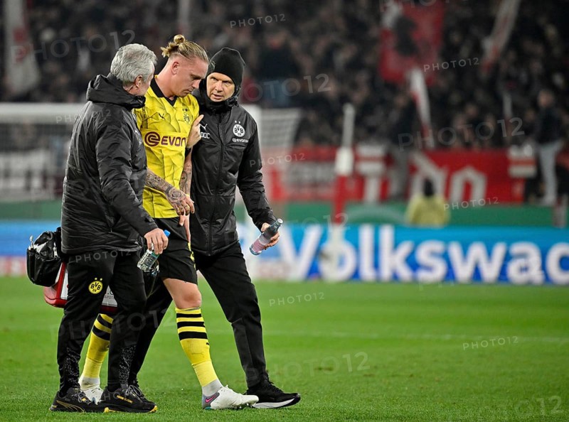 Marius Wolf Borussia Dortmund BVB (17) injured Injury, coaches lead him off the pitch, DFB Cup, MHPArena, MHP Arena Stuttgart, Baden-Württemberg, Germany, Europe