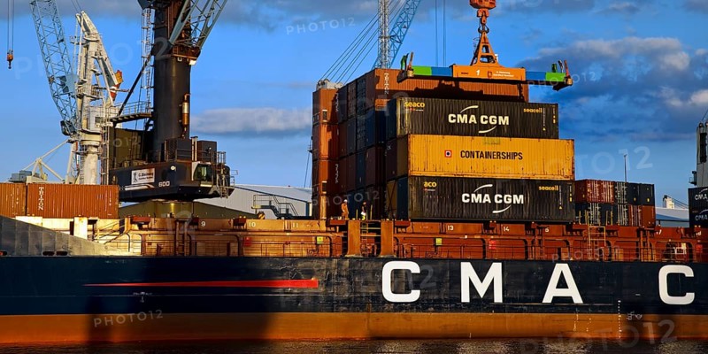 Container ship loading in Steinwerder Harbour at the South-West Terminal, Norderelbe, Hamburg, Germany, Europe