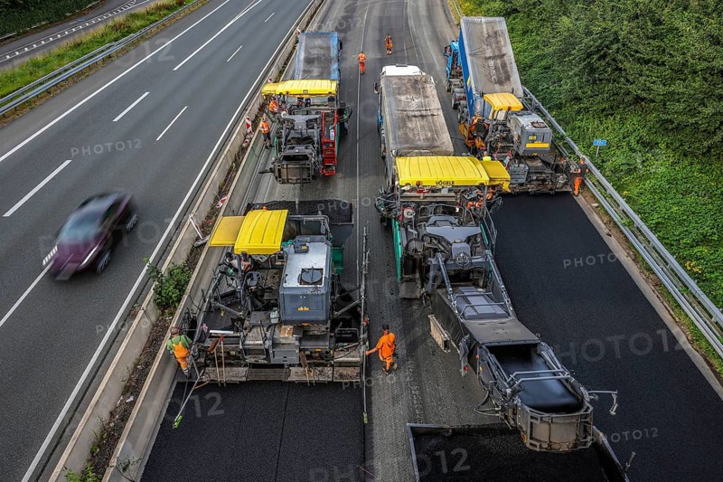 Essen, North Rhine-Westphalia, Germany, Road construction, Asphalt pavers and road rollers lay new, open-pored, whisper asphalt on the A52 motorway, here between the Essen-Kettwig and Essen-Rüttenscheid junctions in the direction of Dortmund, Europe