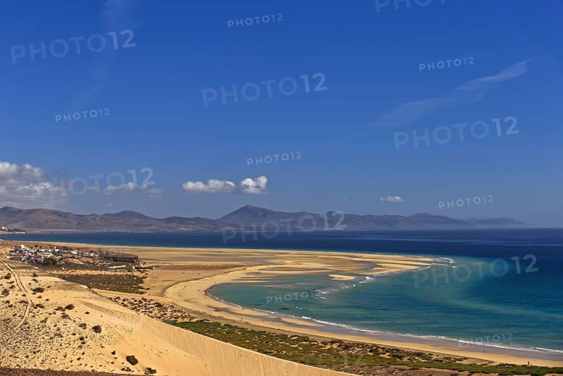 Playa Risco del Paso, Playa de Sotavento with lagoon and mountain views, Pajara, Fuerteventura, Canary Islands, Spain, Europe