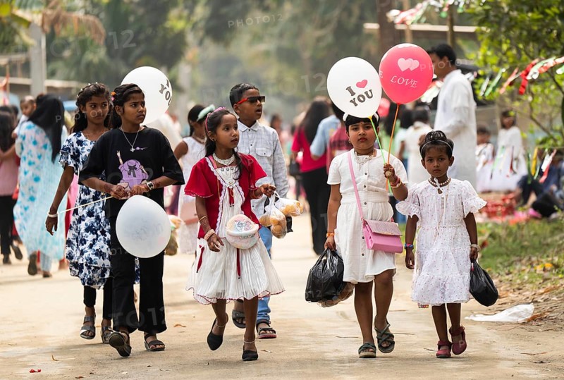 KAYAKUCHI, INDIA - MARCH 31: Muslim children celebtates Eid al-Fitr in Kayakuchi, India on March 31, 2025. Muslims around the world are celebrating the Eid al-Fitr holiday, which marks the end of the fasting month of Ramadan