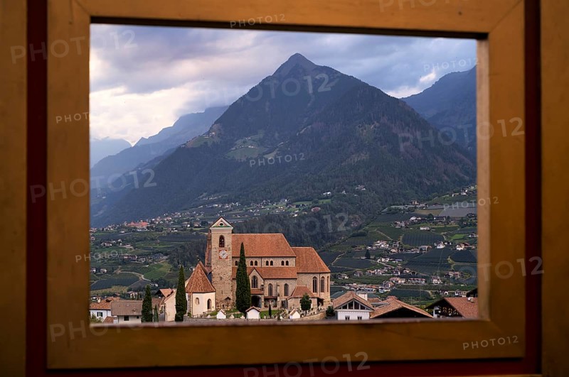 Photopoint, New Parish Church Maria Himmelfahrt, picture frame, framed, behind Mutstpitze, Schenna, Scena, South Tyrol, Autonomous Province of Bolzano, Italy, Europe