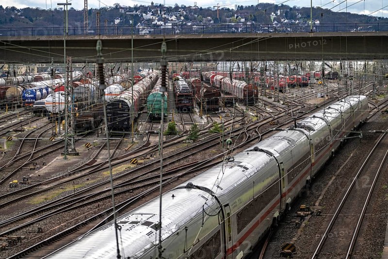 ICE train at Hagen-Vorhalle marshalling yard, one of the 9 largest in Germany, located on the Wuppertal-Dortmund railway line and with 40 directional tracks on which goods trains are assembled, North Rhine-Westphalia, Germany, Europe