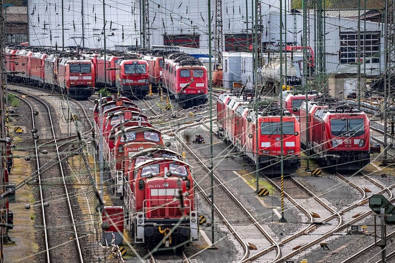 Shunting locomotives, at the Hagen-Vorhalle marshalling yard, one of the 9 largest in Germany, located on the Wuppertal-Dortmund railway line and has 40 directional tracks on which goods trains are assembled, North Rhine-Westphalia, Germany, Europe