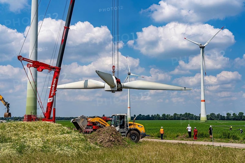 Repowering of a wind farm near Issum, 9 older wind turbines from the manufacturer Enercon (model series E-58) will be dismantled, which have been in operation for over two decades, will be replaced by a total of four Enercon E-160 turbines, under construction, with a total output of 22 megawatts, Lower Rhine, North Rhine-Westphalia, Germany, Europe