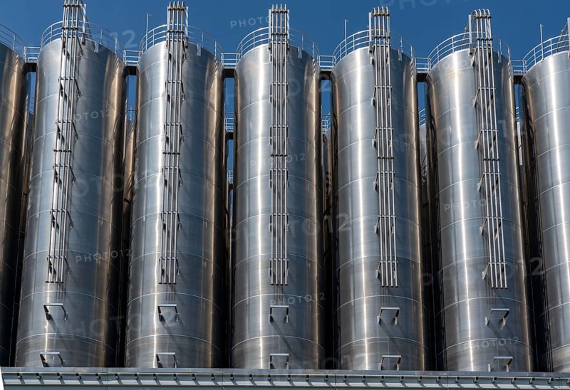 Stainless steel tanks of a large silo facility in Duisburg inland harbour, Duisburg-Neuenkamp, for the storage of dry bulk materials such as plastic granulate, storage, distribution for further processing, Schmidt-Heilbronn company, North Rhine-Westphalia, Germany, Europe