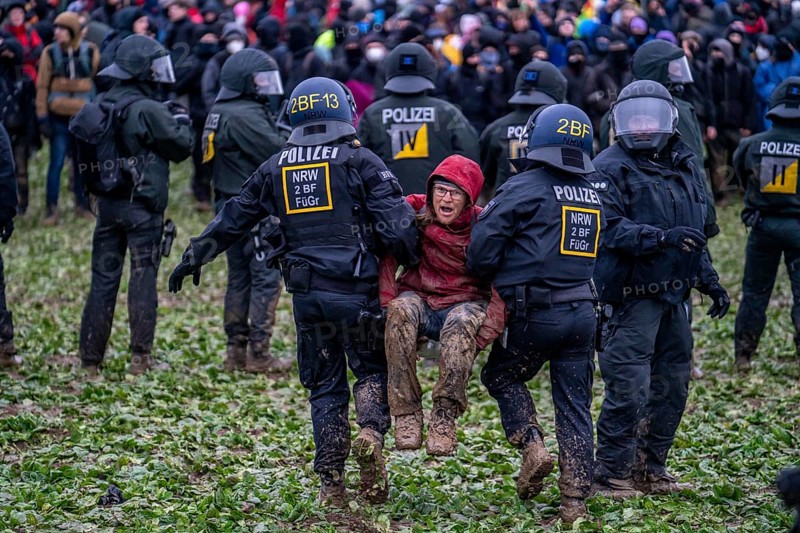 Violent clashes between thousands of demonstrators and the police, after a demonstration against the demolition of the brown coal village of Lützerath, the demonstration participants try to get to the rest of the village, Lützerah, and storm it, the police prevent this with a large contingent of forces, Erkelenz, North Rhine-Westphalia, Germany, Europe