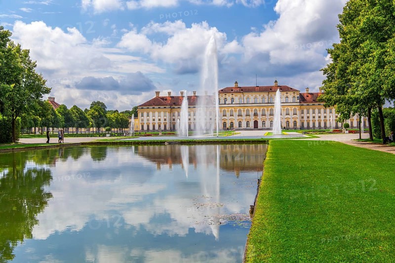 Garden parterre with fountain in front of the New Palace in the Schleissheim Palace complex, Oberschleissheim near Munich, Upper Bavaria, Bavaria, Germany, Europe