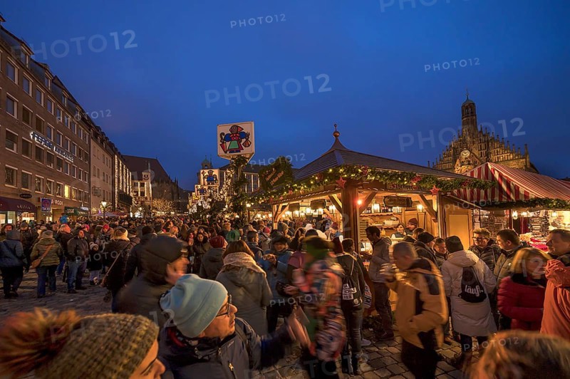 Visitors at the Nuremberg Christmas Market on Saturday evening, Nuremberg, Middle Franconia, Bavaria, Germany, Europe
