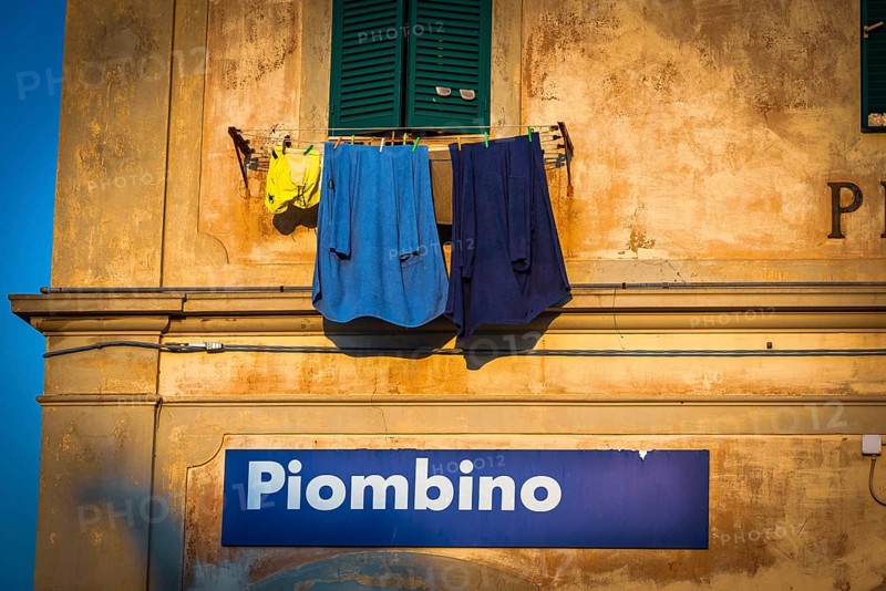 Laundry to dry, dilapidated, clothesline, washing, house wall, Piombino, Italy, Europe